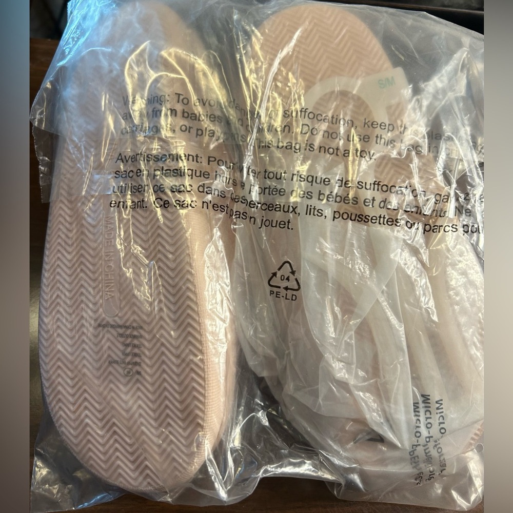NWT Maurices Pink Halloween Bat Plush Slippers Size S/M - Picture 5 of 7
